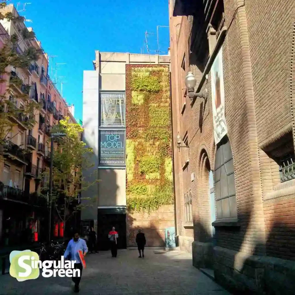 Jardín vertical en el teatro raval, Barcelona